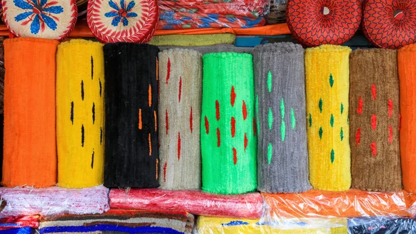 色彩艳丽的印度地毯和枕头待售 — 图库照片