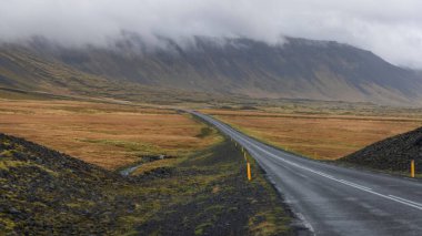 Snfellsjokull Ulusal Parkı 'nda bulut örtülü manzara yolu