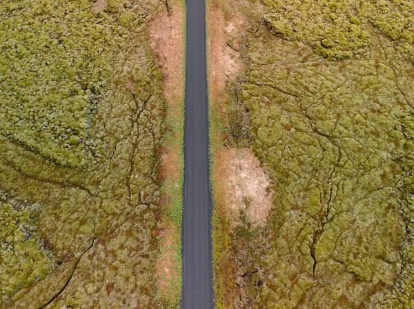 从空中俯瞰冰岛覆盖着青苔地的农村公路 — 图库照片