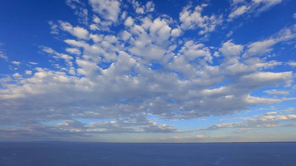 ユタ州のボンネビル塩の上の劇的な空 — ストック写真