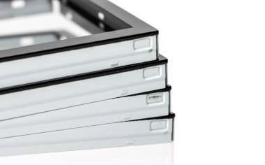 Beyaz zemin üzerinde sıvı kristal çerçeve yığınının yakın çekim görüntüsü