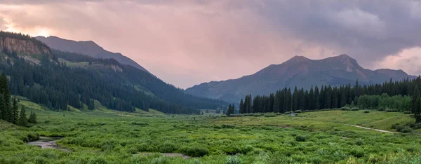 Panoramiczny Widok Skalistego Krajobrazu Górskiego Gotyckim Obszarze Przyrodniczym Pobliżu Crested — Zdjęcie stockowe