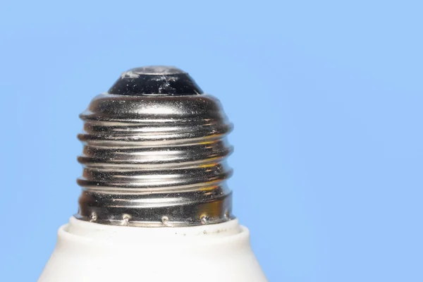 Close Shot Light Bulb Mounting Screw Blue Background — Stock Photo, Image