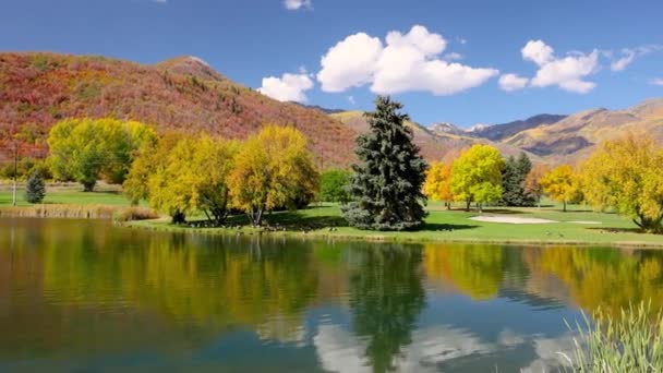 犹他州瓦萨奇山州立公园的风景秀丽的山湖全景 有五彩缤纷的秋树 瓦萨奇山脉和野鸭 — 图库视频影像