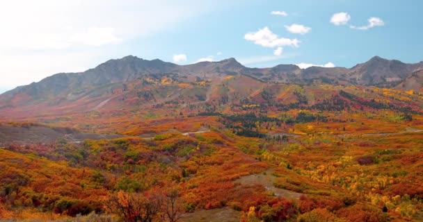 Panoramatický Výhled Krajinu Sněhové Pánve Utahu Brilantní Podzimní Listí Kolem — Stock video