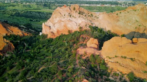 Αεροφωτογραφία Των Σχηματισμών Κόκκινο Βράχο Στον Κήπο Των Θεών Δημόσιο — Αρχείο Βίντεο