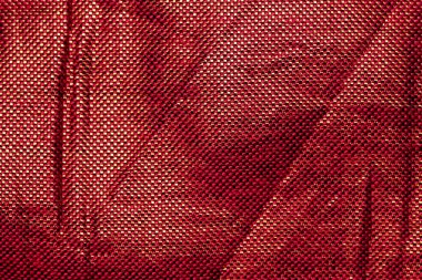 Arka plan kullanımı için kırışıklıkları olan kırmızı ipek kumaşı yakın çekim