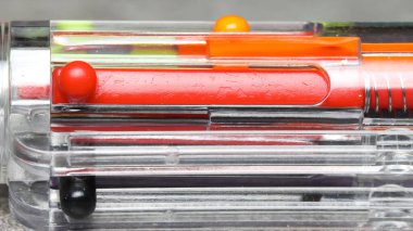 Çoklu renkli top noktası kalem kilitleme kollarını kapat