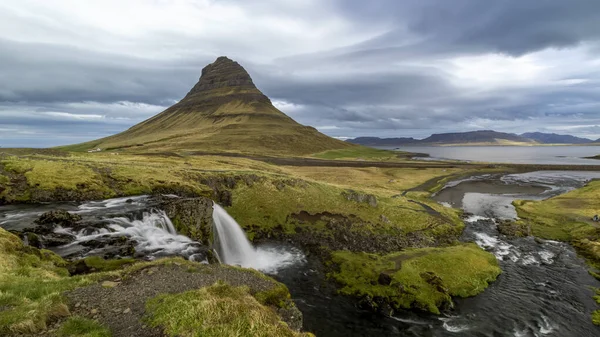 Berühmter Kirkjufell Berg Mit Kirkjufellsfoss Davor Der Morgensonne Islands — Stockfoto