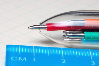 Grafik kağıdındaki çok renkli tükenmez kalem ve cetvel