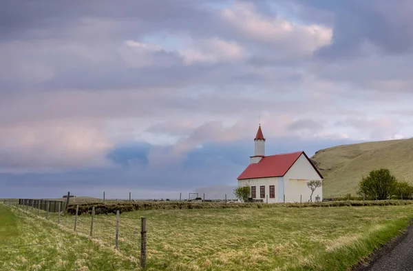 Маленькая Историческая Церковь Сельской Местности Исландии Драматическим Небом — стоковое фото