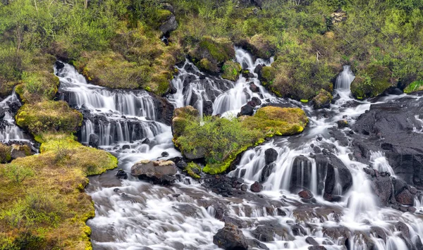 Hraunfossar是冰岛独特的瀑布 它的水流在熔岩下 — 图库照片