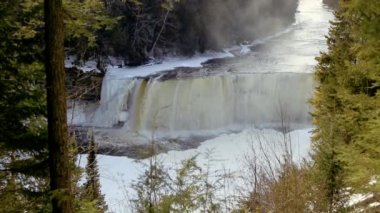 Yukarı Tahquamenon kışın Michigan 'ın üst yarımadasına düşer
