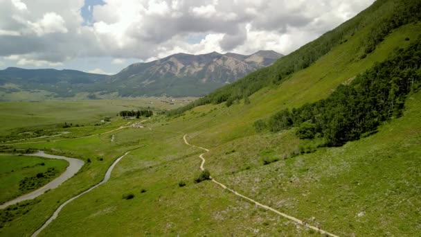 Colorado Kayalık Dağlarının Hava Manzarası Çalılık Dere Yolu Kır Çiçeği — Stok video