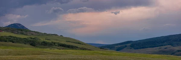Kolorado Daki Crested Butte Yakınlarında Akşam Gökyüzü Olan Yuvarlanan Tepelerin — Stok fotoğraf