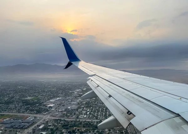 Ala Aeroplano Contro Tramonto Mentre Sorvola Salt Lake City Utah — Foto Stock