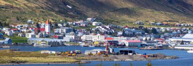 İŞARETLER, ICELAND - 2 Haziran 2021 İzlanda 'nın en kuzeyindeki yerleşim yeri, bir zamanlar tuhaf bir köpekbalığı kasabası olan 1900 yılında kurulmuştur..