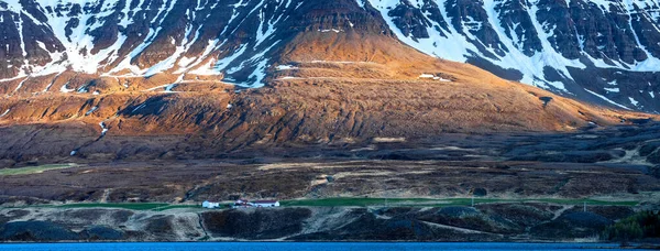Панорамный Вид Высоких Покрытых Снегом Гор Освещенных Вечерним Солнечным Светом — стоковое фото