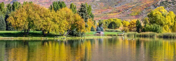 Panorama Pemandangan Scenic Gunung Danau Dengan Warna Warni Pohon Musim — Stok Foto