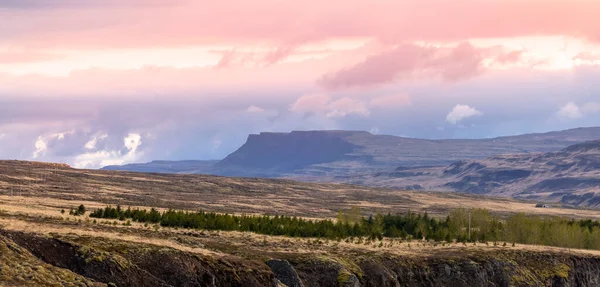 Vista Panorámica Las Montañas Con Nubes Oscuras Islandia Durante Primavera —  Fotos de Stock