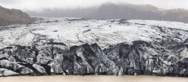 Güney İzlanda 'daki devasa Svinafellsjokull buzulunun panoramik manzarası