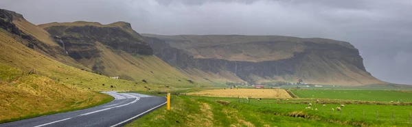 Panoramiczny Widok Malowniczą Trasę Islandii Wraz Ziemią Uprawną Górami Zachmurzonym — Zdjęcie stockowe