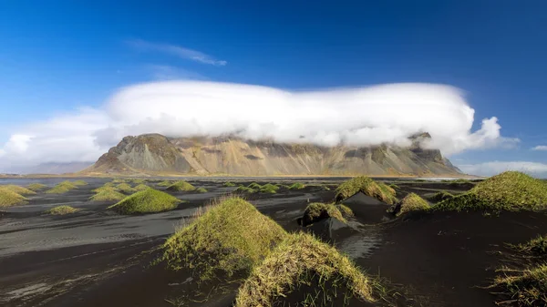Scenic Vestrahorn Hegy Borított Lencse Felhők Izlandon — Stock Fotó