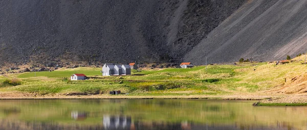 Isländische Häuser Seeufer Inmitten Der Malerischen Eystrahornlandschaft — Stockfoto