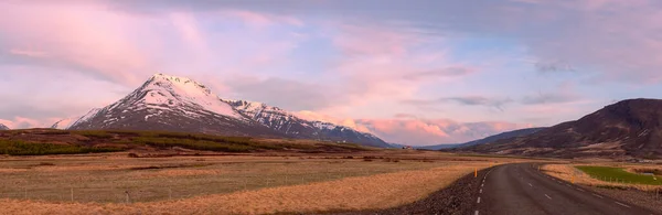 Scénický Panoramatický Pohled Zasněžené Hory Soumraku Islandu — Stock fotografie
