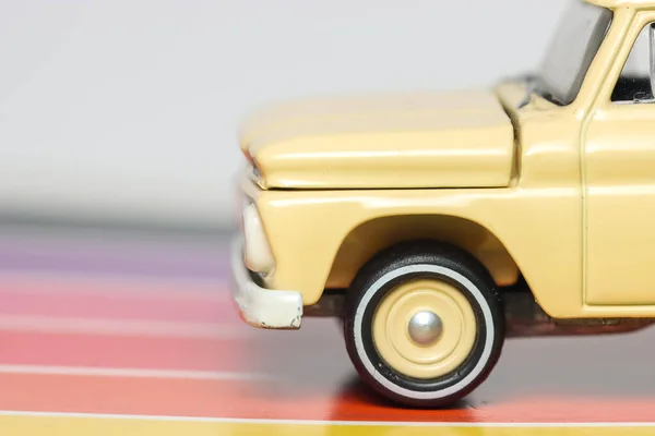Close Widok Żółty Klasyczny Samochód Ciężarowy Kolorowym Arkuszu — Zdjęcie stockowe