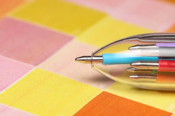 Многоцветная Шариковая Ручка Клетчатом Красочном Фоне — стоковое фото