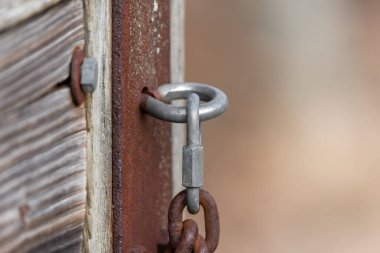 Zincirin yakın çekimi çitlere bağlanmak için, seçici odak.