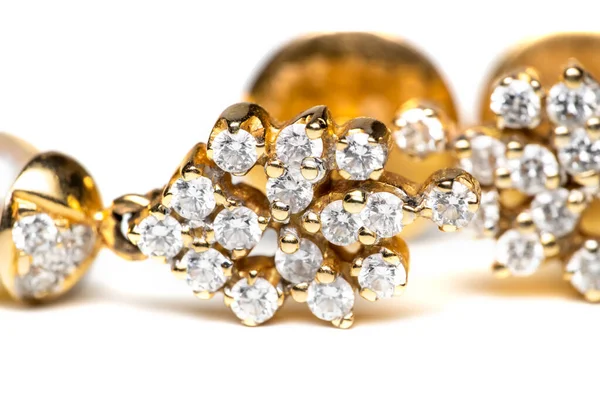 白を背景にインドスタイルのダイヤモンドイヤリングのクローズアップ — ストック写真