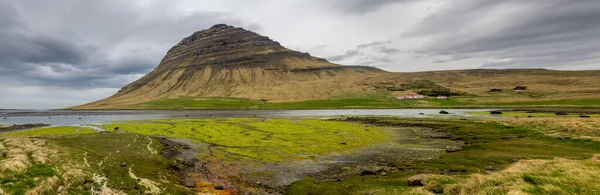 Panorámás Kilátás Híres Kirkjufell Hegy Izlandon Sötét Felhő Fedelet — Stock Fotó
