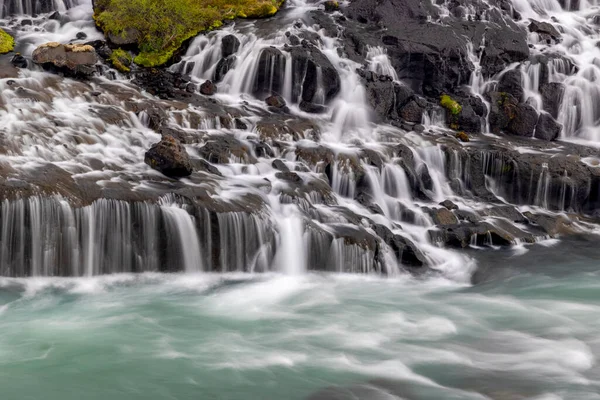 Hraunfossar是冰岛独特的瀑布 它的水流在熔岩下 — 图库照片