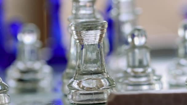 Прозрачная Стеклянная Шахматная Доска Пешки Камера Медленно Вращается Вокруг Пешек — стоковое видео