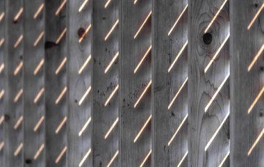 Ahşap direkler güneş ışığı desenli, seçici odaklı.