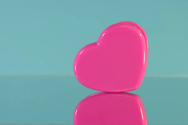 Καρδιά Σχήμα Πλαστικό Κλιπ Κυανό Φόντο Τέλεια Αντανάκλαση — Φωτογραφία Αρχείου