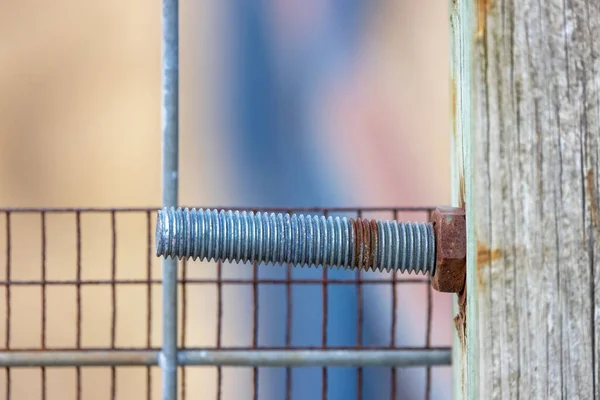 Rusty Bult Och Mutter Trästolpe Staketet Närbild Skott — Stockfoto