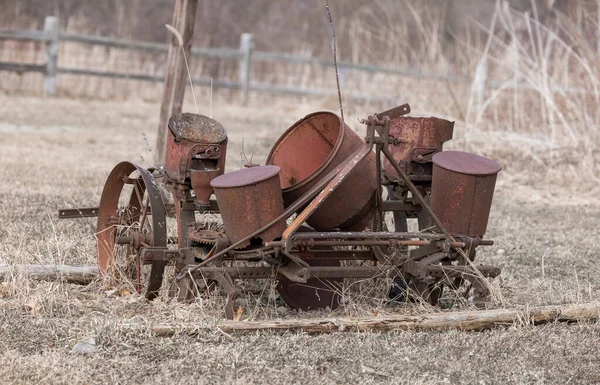 Velho Equipamento Agrícola Abandonado Enferrujado Campo Michigan — Fotografia de Stock
