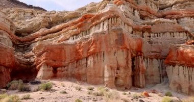 Kaliforniya 'daki Red Rock Kanyon Eyalet Parkı' ndaki rüzgar erozyonundan dolayı eşsiz kum taşı oluşumları