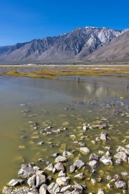 Manzaralı Owens gölü manzarası, Kaliforniya 'daki Sierra dağlarıyla çevrili. Yığılmış resmi odakla.