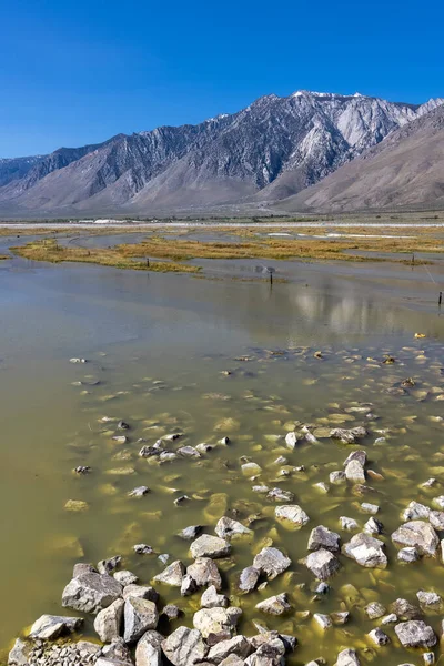 Manzaralı Owens gölü manzarası, Kaliforniya 'daki Sierra dağlarıyla çevrili. Yığılmış resmi odakla.