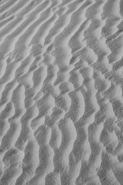 モノクロームの砂漠砂丘の波模様 — ストック写真