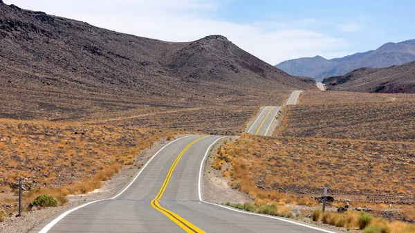 穿越死亡谷国家公园的190号风景大道的颠簸起伏 — 图库照片