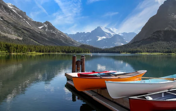 Kleurrijke Kano Bij Lake Mcdonald Kustlijn Glacier Nationaal Park Montana — Stockfoto