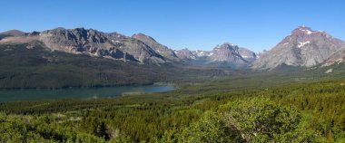 Buzul Ulusal Parkı 'ndaki Rocky dağlarının panoramik görüntüsü.