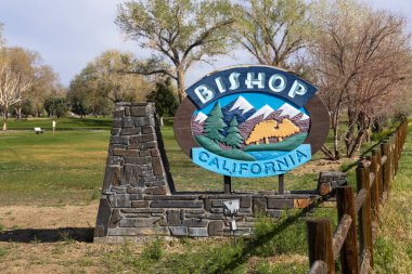 Bishop, CA USA - 04 Nisan 2022: 385 numaralı ünlü otoyol girişindeki Bishop City 'ye hoş geldiniz tabelası.
