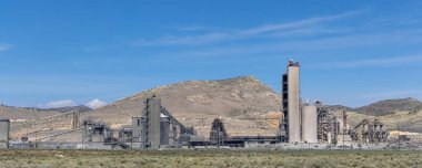 TEHACHAPI, CA, USA April, 2, 2022, Martin Marietta materyalleri, Tehachapi çimento fabrikası panoramik görünümü.