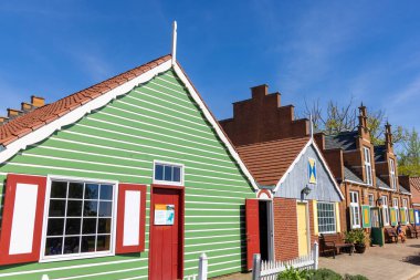 Hollanda, Michigan - 13 Mayıs 2022: Hollanda tarzı mimari ve dükkanlar Hollanda, Michigan 'daki Windmill Adası eyalet parkında